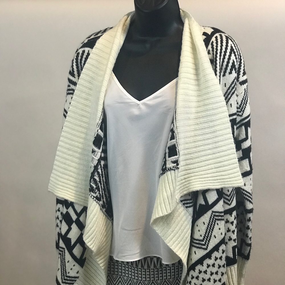 W/B Aztec sweater wrap. S• fits like a L
